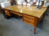 (R3) VINTAGE DREXEL EXECUTIVE DESK FROM OUR NORVA ESTATE. THIS DESK HAS A BANDED TOP, THE LEFT-HAND