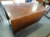 (R3) VINTAGE MAHOGANY DROP SIDE TABLE IN USED CONDITION WITH WEAR TO THE FINISH AND TO LEGS THAT
