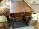 (R3) BROYHILL MAHOGANY QUEEN ANNE END TABLE: 22