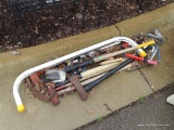 MIXED LOT OF TOOLS TO INCLUDE A LADDER STABILIZER, SLEDGEHAMMER, SMALL SICKLE, LOPPERS, ETC.