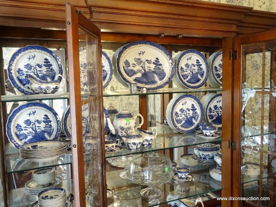 (DR) 57 PIECES OF ROYAL DOULTON FINE CHINA IN THE "REAL OLD WILLOW" PATTERN (1981): 8 DINNER PLATES.