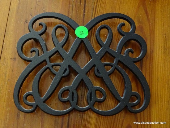 (KIT) VIRGINIA METALCRAFTERS CAST IRON 1983 CW 10-50 TRIVET: 8"x6"