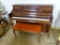 (SUNROOM) KIMBALL FRENCH QUEEN ANNE FOOTED MAHOGANY CONSOLE PIANO. ON CASTERS FOR EASY MOVEMENT. HAS