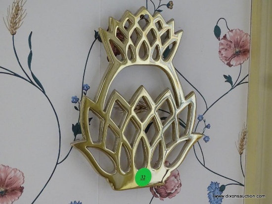 (FRONT HALL) VIRGINIA METALCRAFTERS BRASS PINEAPPLE SHAPED TRIVET 10-46 (1975): 6"x7.25"