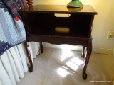 (2ND FLR MASTER BR) MAHOGANY QUEEN ANNE NIGHT STAND WITH 1 LOWER SHELF: 24