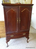 (LR) MAHOGANY QUEEN ANNE TV CABINET WITH 1 DRAWER AND 2 DOORS. HAS BRASS CHIPPENDALE PULLS: