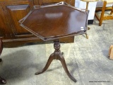 (A3) VINTAGE FERGUSON MAHOGANY PIE CRUST TOP LAMP TABLE. 21X28