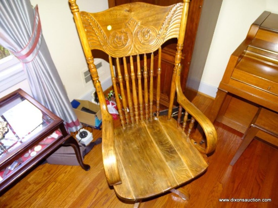 (LR) VINTAGE OAK PLANK BOTTOM PRESSED BACK OFFICE CHAIR: 21.5x22"x47"