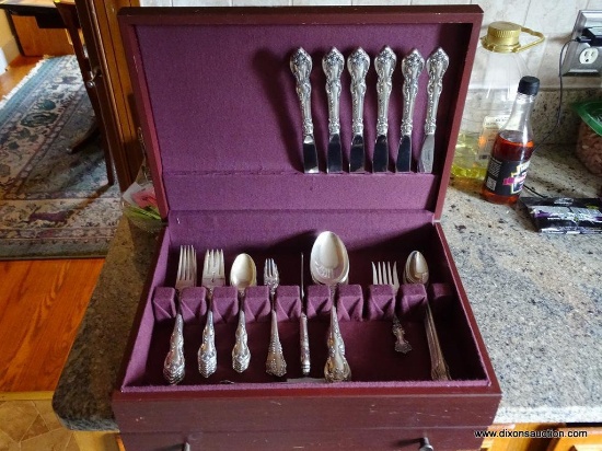 (DR) BOX OF STERLING FLATWARE: 6 KNIVES. 5 DINNER FORKS. 7 SALAD FORKS. 7 SOUP SPOONS. 6 HORS