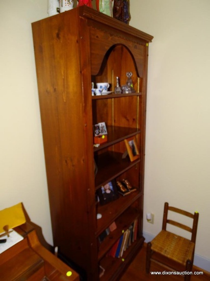 (LR) PINE BOOKSHELF WITH DENTIL MOLDING TOP ON THE FRONT AND 6 SHELVES (4 ARE MOVEABLE):