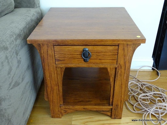 (FR) OAK FINISH MISSION STYLE END TABLE WITH 1 DRAWER AND 1 SHELF. IS IN GOOD USED CONDITION.