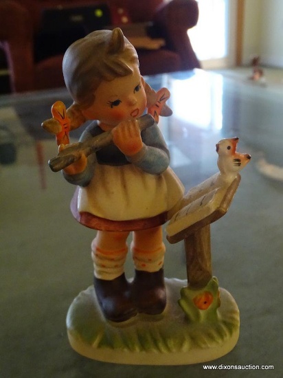 (LR) NAPCOWARE FIGURINE OF A GIRL PLAYING FLUTE: 5" TALL