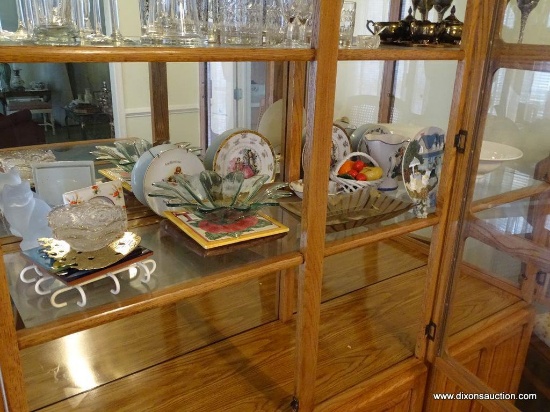 (DR) CONTENTS OF ENTIRE 2ND SHELF OF CHINA CABINET: GLASS CAT. PAINTED PLATES WITH COLONIAL STYLE