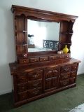 (MBR) PINE 6 DRAWER DRESSER WITH CENTER DOOR AND 2 DRAWER MIRRORED TOP WITH KNICK KNACK SHELVES.