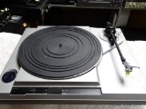 KENWOOD KD-1600 AUTOMATIC RETURN TURNTABLE. FAIR CONDITION, POWERS ON.