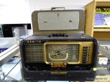 ZENITH VINTAGE TRANS-OCEANIC H 500 PORTABLE MULTI BROADCAST RADIO WITH WAVEMAGNET. CIRCA 1951. A