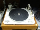 GARRARD LABORATORY SERIES AUTOMATIC TURNTABLE. MADE IN ENGLAND. NICE VINTAGE PIECE, NEEDS
