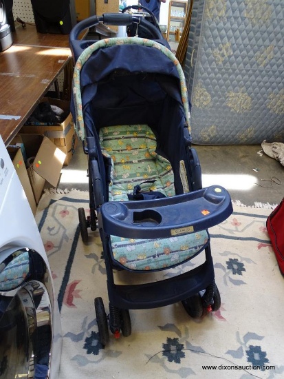 (R1) GRACO CHILD'S STROLLER WITH UNDER BASKET FOR STORAGE. HAS LOCKING WHEELS AND PULL OVER SUN