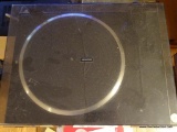 (FAM) KENWOOD STEREO TURNTABLE. THE TOP PROTECTIVE CASE IS CRACKED BUT OTHERWISE IN VERY GOOD