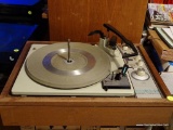 (FAM) KLH CAMBRIDGE MASSACHUSETTS MODEL 20 TURNTABLE WITH AUTOMATIC START, AUX INPUT, TAPE, AND FM
