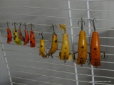 (GR) 10 VINTAGE WOODEN FLATFISH FISHING LURES. RANGE IN SIZE FROM 2