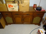 (GR) VINTAGE SCOTT SOLID STATE STEREO CABINET WITH AM/FM RADIO AND TURNTABLE. INCLUDES SOME 33RPM