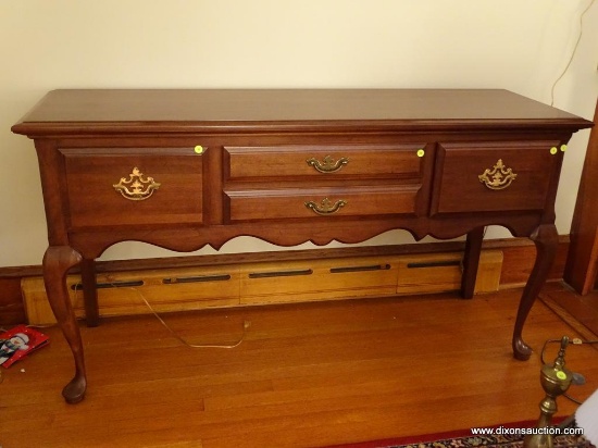 (LR) BUFFET; MAHOGANY QUEEN ANNE BUFFET WITH 2 CENTER DRAWERS AND 2 DRAWERS ON EITHER SIDE WITH