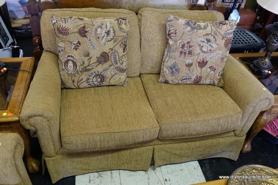 (R2) BROYHILL "AUDREY" LOVESEAT; MATCHES LOT #33. THIS PIECE HAS A COMFORTABLE AND FAMILIAR LOOK