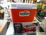 (R1) 48 QT (12 GALLONS) GATORADE CHEST WITH STURDY EASY CARRY HANDLES, TIGHT FITTING HINGED SEAT TOP