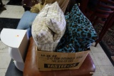 (R1) BOX LOT OF DECORATIVE PILLOWS