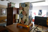 (R2) STAINED GLASS BOX LAMP ON LIGHT WOODEN STAND; ELECTRIC, HAS BULB AND RECTANGULAR GLASS SHADE