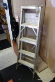 (R4) SEARS MEDIUM DUTY 5? STEP LADDER