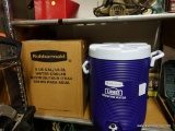 (BACK) RUBBERMAID 5 GALLON COOLER WITH DISPENSER. IN THE ORIGINAL BOX!