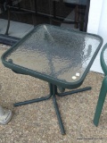 (OUT) SQUARE METAL GLASS TOP TABLE, GREEN IN COLOR. MEASURES 18