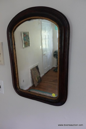 (BD4) ANTIQUE MAHOGANY FRAMED MIRROR WITH THE ORIGINAL WAVY GLASS MIRROR IN EXCELLENT CONDITION.