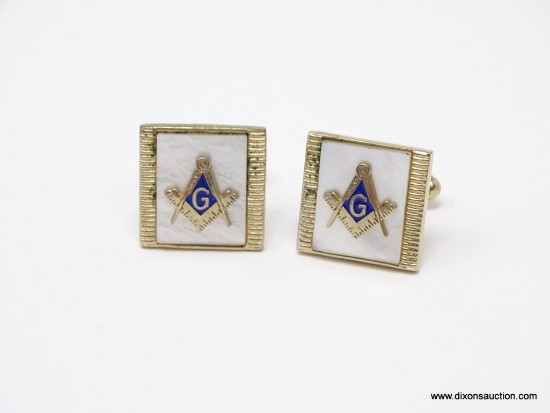 VERY COLLECTIBLE VINTAGE PAIR OF MASONIC CUFFLINKS. YOU HAVE THE MASONIC EMBLEM CENTERED OVER A