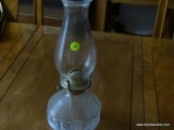 (DR) CLEAR GLASS VINTAGE OIL LAMP WITH GLOBE. STANDS 14