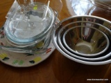 (FOY) COOKWARE LOT; INCLUDES MATCHING OVAL AND RECTANGULAR PATTERNED CLEAR CASSEROLE DISHES, LARGE