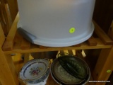 (FOY) ASSORTED KITCHENWARE LOT; INCLUDES LARGE CAKE CONTAINER WITH LID, SMALL TRINKET DISHES, A