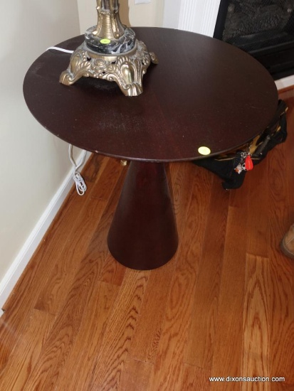 (LR) MODERN ROUND MAHOGANY END TABLE: 22" X 26"