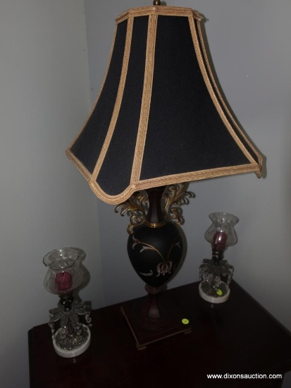 (BR2) VERY NICE MODERN LAMP WITH SHADE AND FINIAL: 15" X 34"