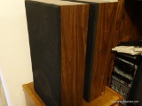 (BR3) VINTAGE SPEAKERS; PAIR OF VINTAGE WOOD GRAINED SPEAKERS. MODEL SP-20D: 11? X 5? X 19.5?