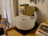 (K) SUNBEAM MIXMASTER VISTA STAND MIXER; 12 SPEEDS FOR ALL YOUR MIXING NEEDS. COMES WITH LARGE ROUND