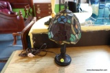 (R2) SMALL VINTAGE STAINED GLASS PORTABLE LUMINAIRE; BEAUTIFULLY COLORED LAMP SHADE , STANDS 13 IN