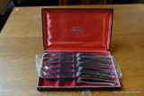 (R3) SET OF CARVEL HALL STEAK KNIVES; 6 STAINLESS STEEL KNIVES IN ORIGINAL LINED STORAGE BOX.