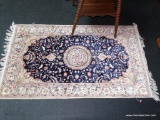 (R4) ORIENTAL STYLE BLUE/CREAM RUG; VERY SOFT AND IN BEAUTIFUL CONDITION, FRINGED ENDS, MEASURES 3