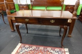 (R1) QUEEN ANNE 2-DRAWER DESK; BRASS BATWING PULLS, CABRIOLE LEGS, DOVETAIL CONSTRUCTION. MEASURES