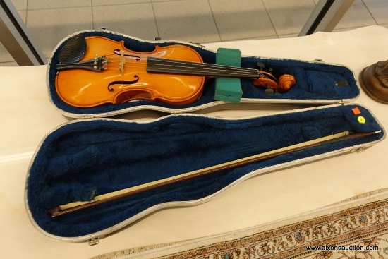 (WIN) VIOLIN WITH HARD CARRYING CASE; COPY OF ANTONIUS STRADIVARIUS CREMONENSIS FACIEBAT ANNO 1721,