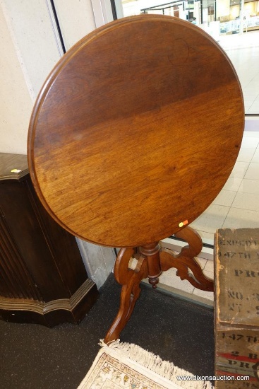 (WIN) ROUND WOODEN TILT TOP BUTLER'S TABLE; VINTAGE TILT TOP TABLE WITH 3 CARVED LEGS, BEAUTIFUL