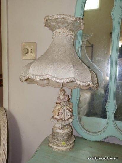 (BED) VINTAGE VICTORIAN FIGURINE LAMP; BEAUTIFUL VICTORIAN GALLERY BELL SHADE WITH SCALLOPED EDGES